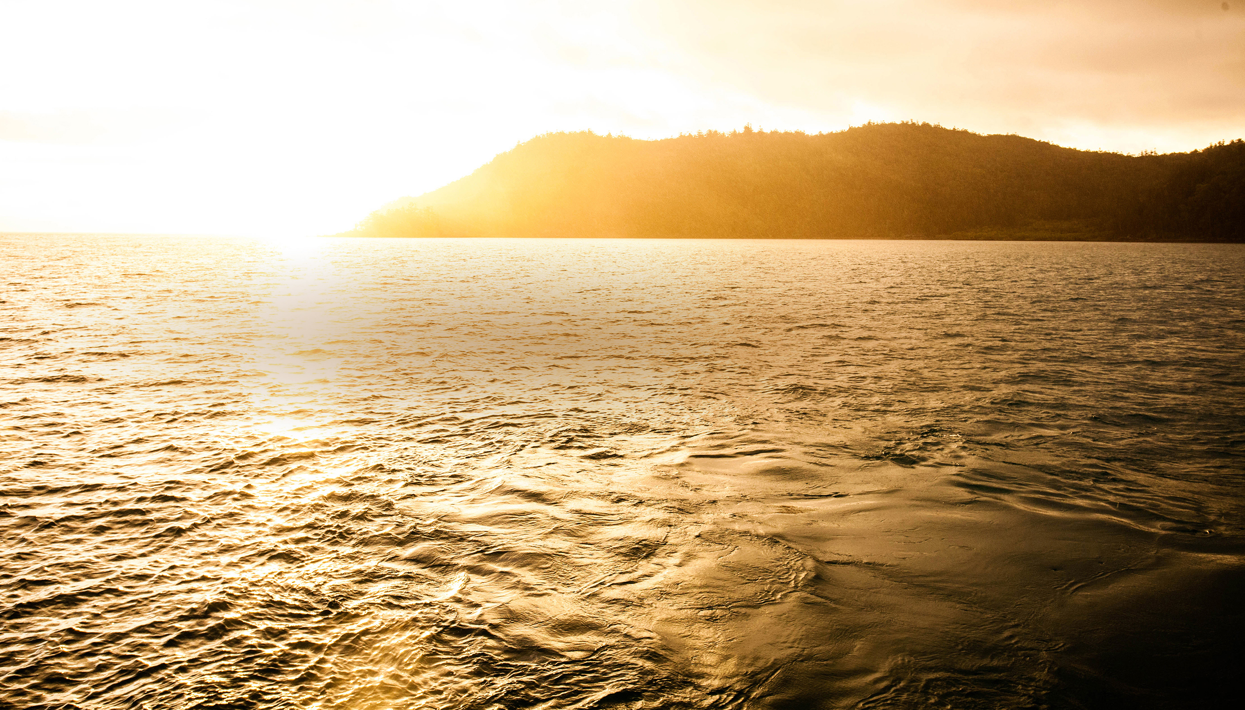qualia resort sunset view of the sea from Palm Beach with golden sunlight